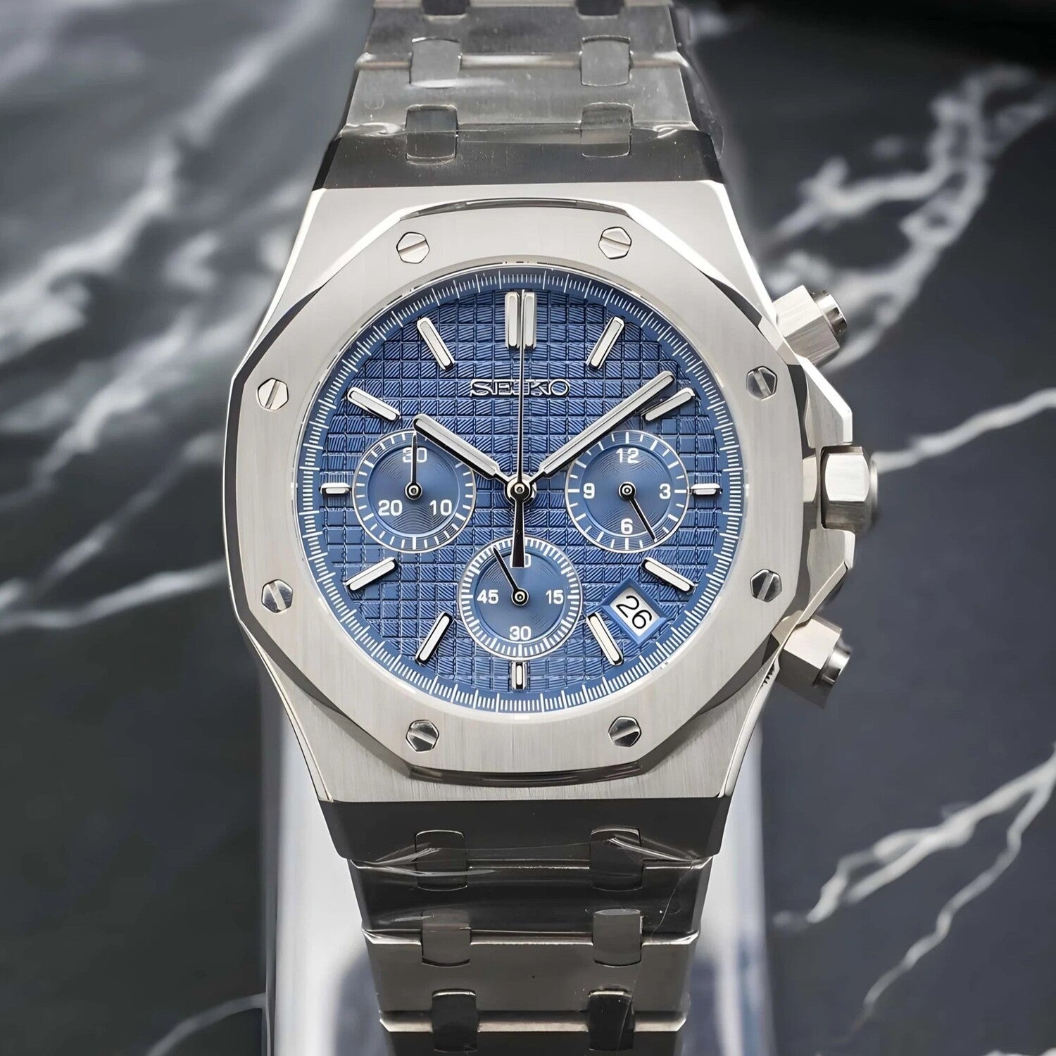 Frontansicht der Seiko Mod Royal Oak Chrono Blue Luxusuhr mit blauem Waffle-Zifferblatt, drei Subdials und gebürstetem Edelstahlgehäuse