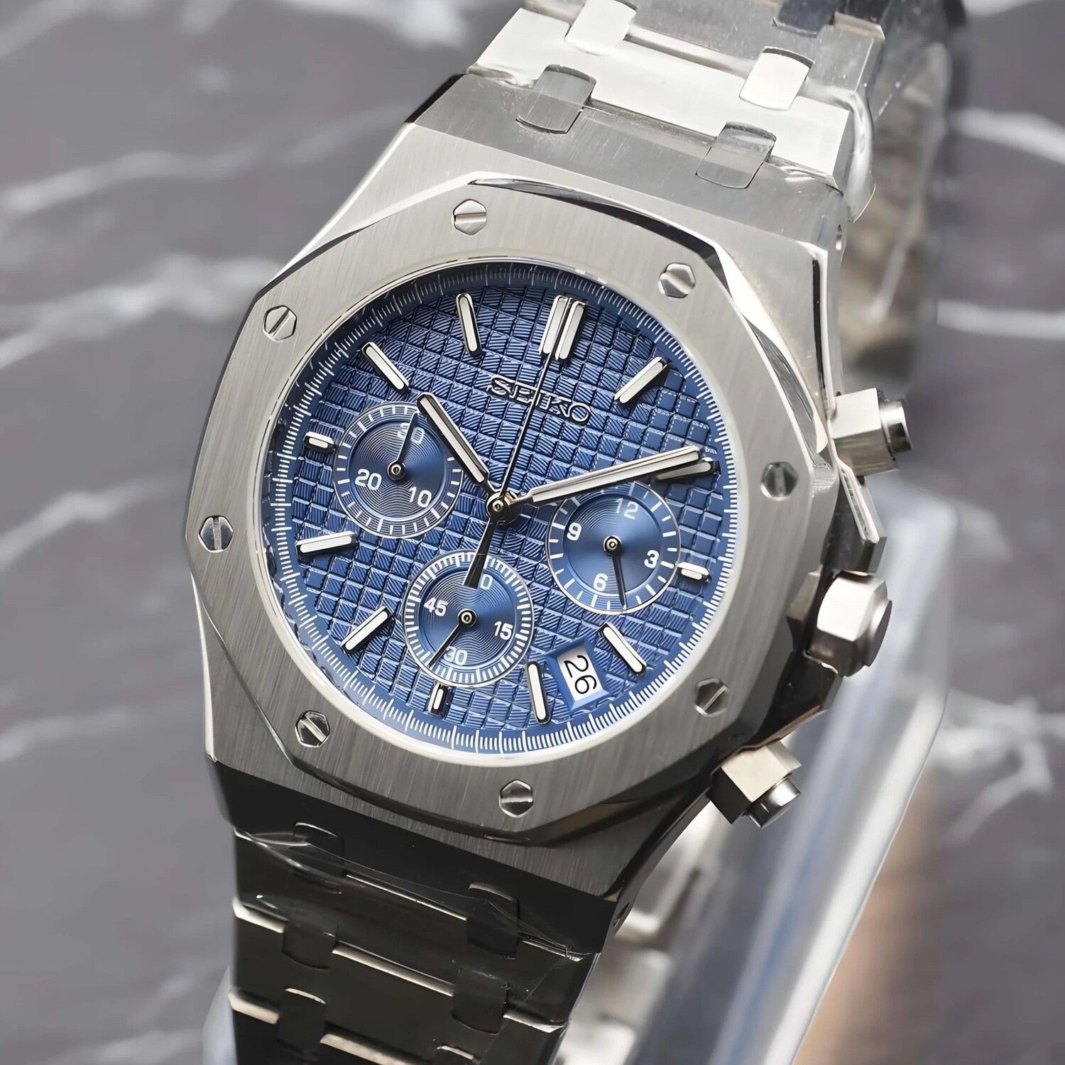 Nahaufnahme der Seiko Mod Royal Oak Chrono Blue mit blauem strukturiertem Zifferblatt, VK63 Chronograph-Uhrwerk und Datumsanzeige zwischen 4 und 5 Uhr