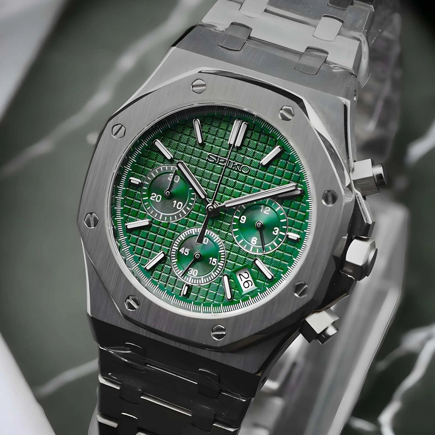 Linke Schrägansicht der Seiko Mod Royal Oak Chrono Green mit leuchtendem grünem Waffle-Zifferblatt, gebürstetem Gehäuse und integriertem Armband
