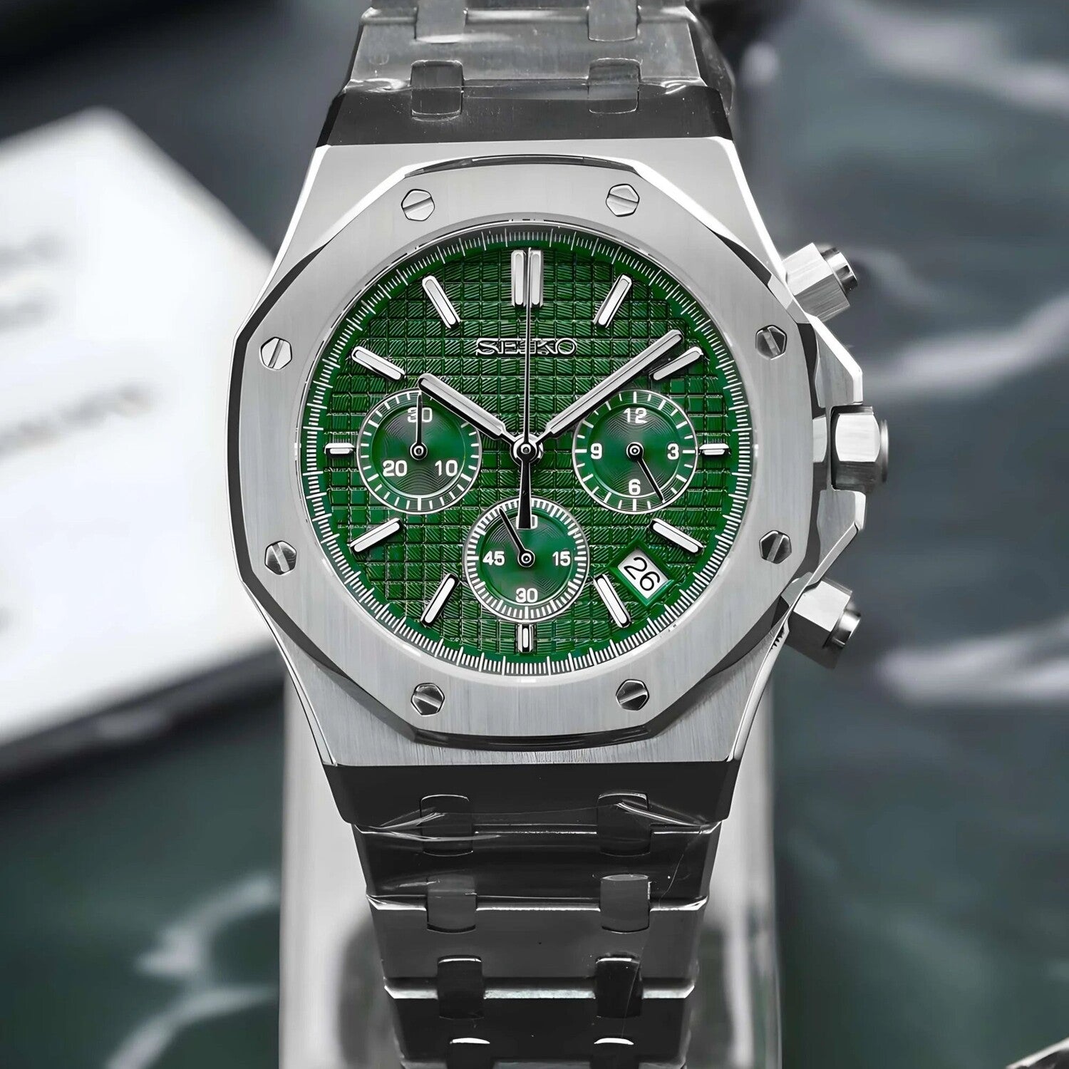 Frontansicht der Seiko Mod Royal Oak Chrono Green Luxusuhr mit auffälligem grünem Zifferblatt, achteckiger Edelstahllünette und polierten Schrauben