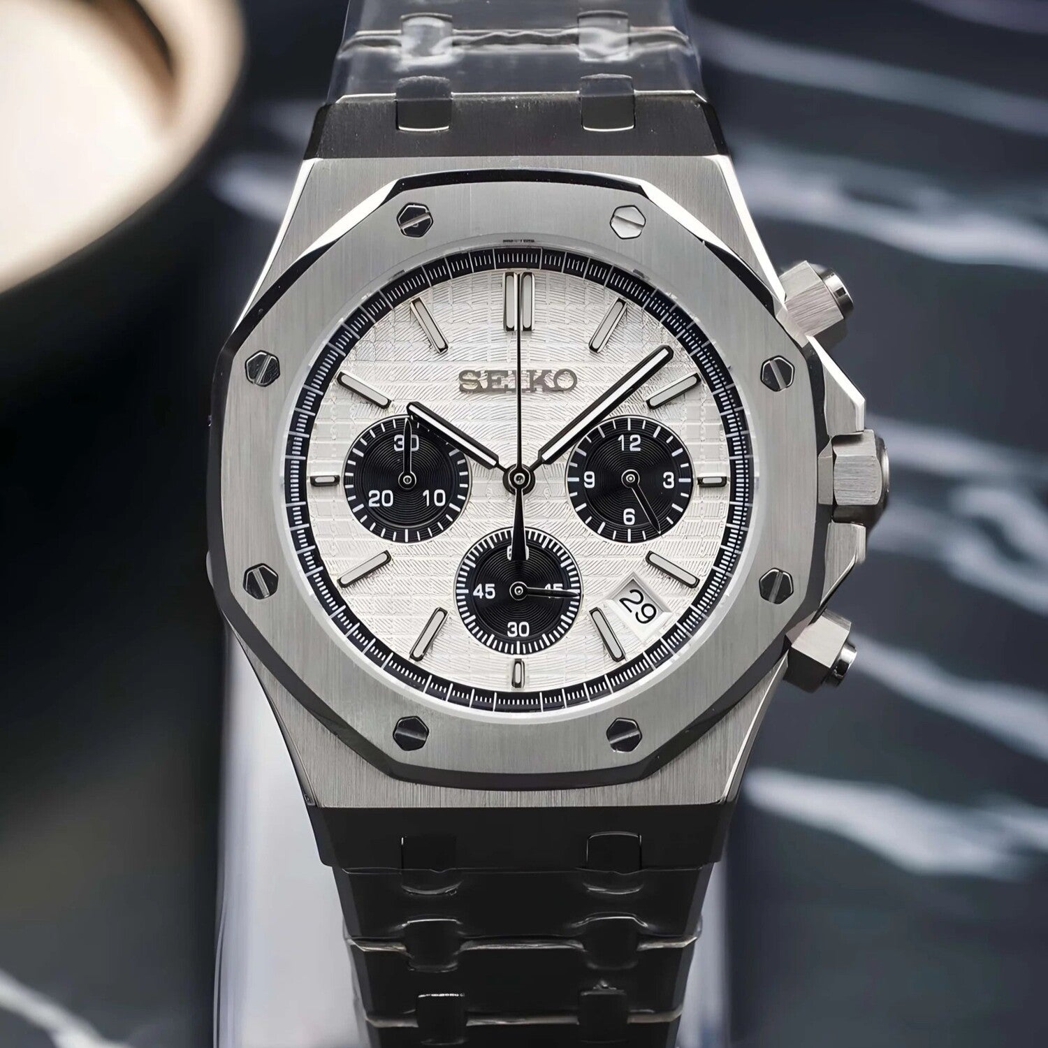 Frontansicht der Seiko Mod Royal Oak Chrono Panda Luxusuhr mit weißem Waffle-Zifferblatt, kontrastierenden schwarzen Subdials und Datumsanzeige bei 4 Uhr