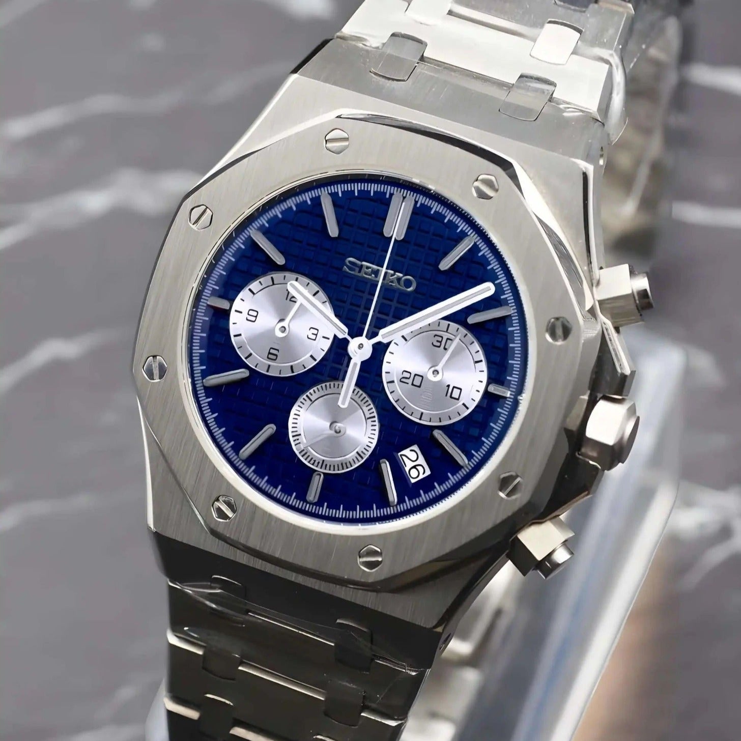 Seitenansicht der Seiko Mod Royal Oak Chrono Silver Blue mit Saphirglas, blauem Waffle-Zifferblatt und gebürstetem Edelstahlgehäuse