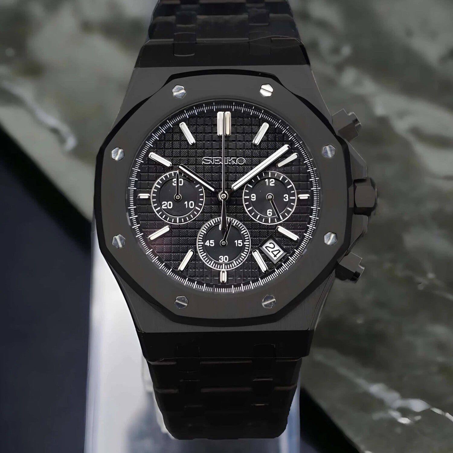 Frontansicht der Seiko Mod Royal Oak Chrono Triple Black Luxusuhr im Stealth-Design mit schwarzem Zifferblatt, drei Subdials und integriertem schwarzem Armband