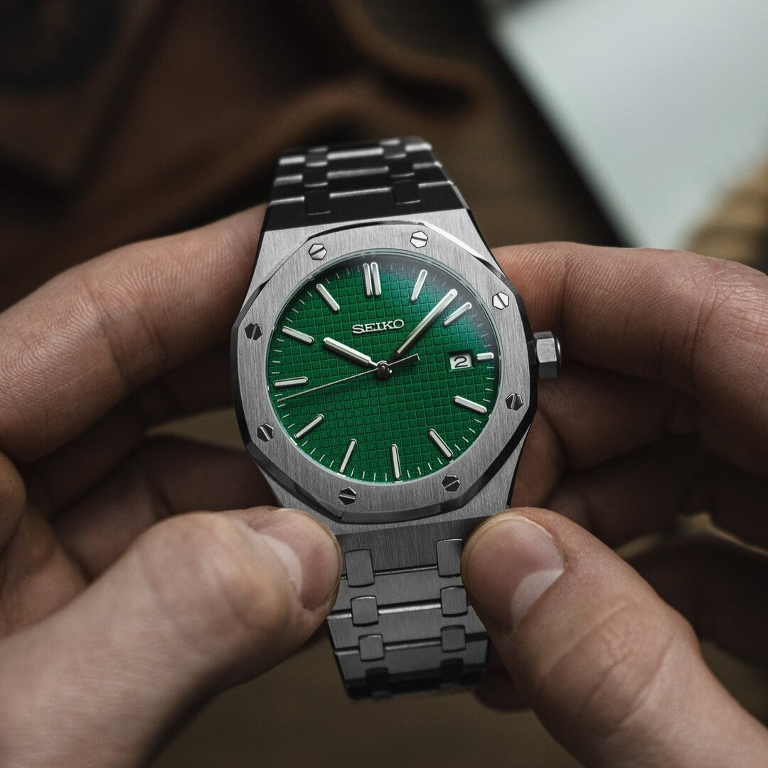 Frontansicht der Seiko Mod Royal Oak Green mit auffälligem grünem strukturiertem Zifferblatt, gebürstetem Edelstahlgehäuse und achteckiger Lünette