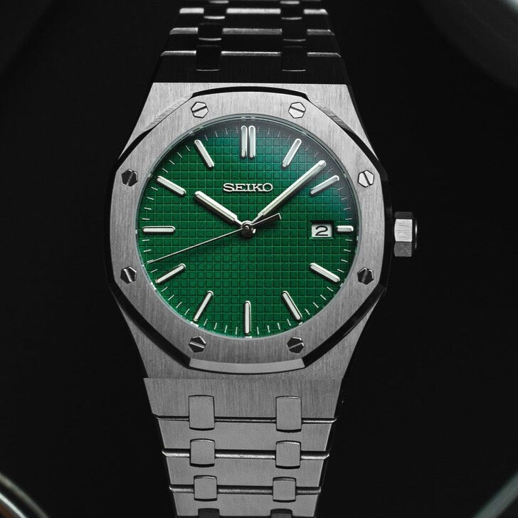 Draufsicht der Seiko Mod Royal Oak Green mit gebürstetem Edelstahlgehäuse, leuchtendem grünem strukturiertem Zifferblatt und silbernen Stundenmarkierungen