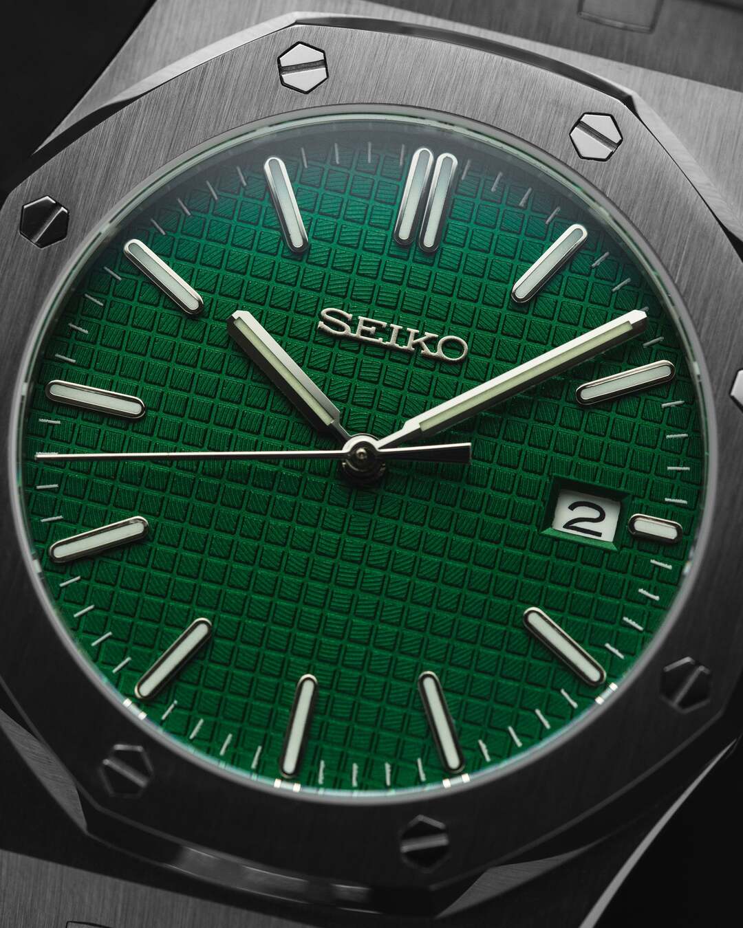 Nahaufnahme des Seiko Mod Royal Oak Green Zifferblatts mit tiefgrünem Waffle-Muster, applizierten Indizes und Datumsfenster bei 3 Uhr