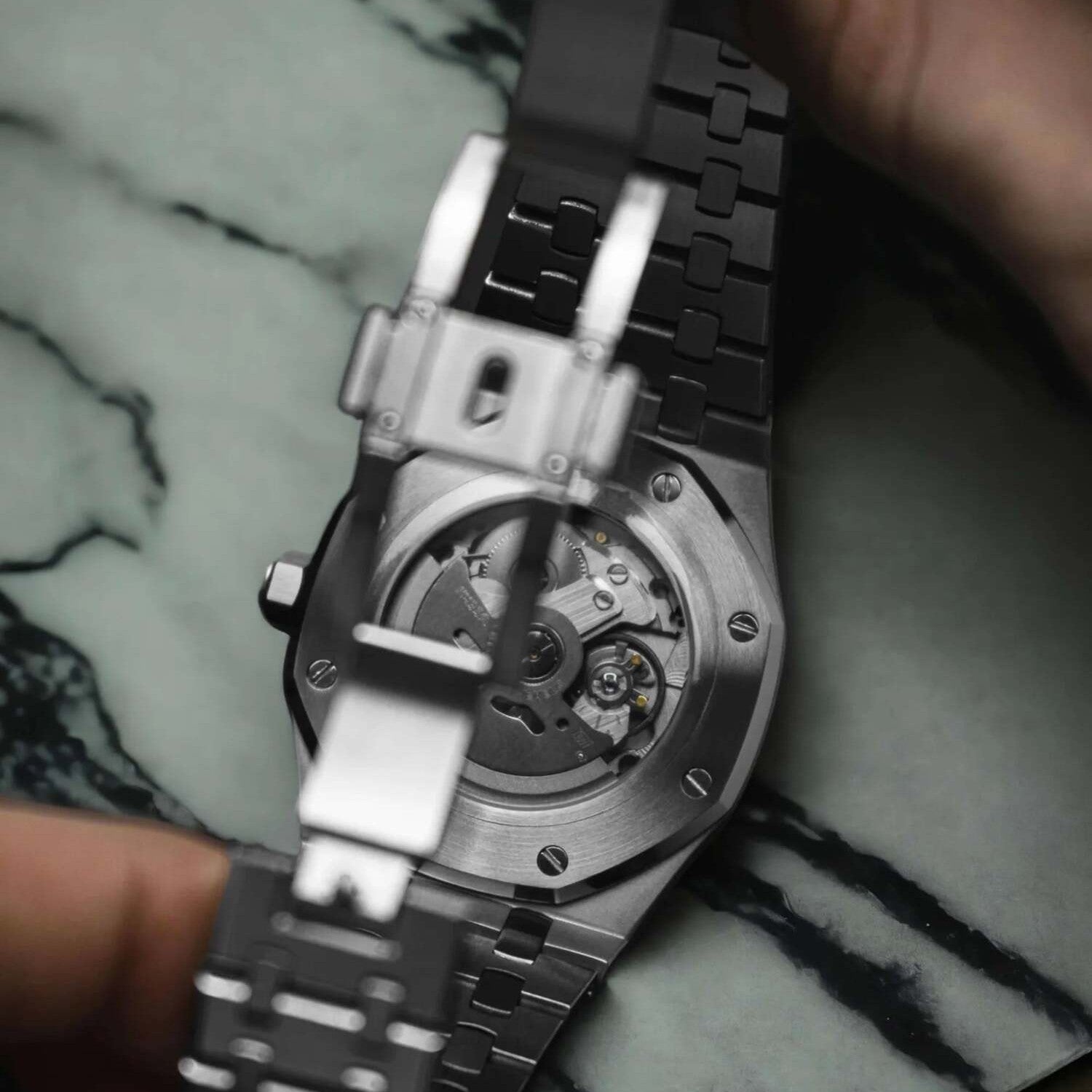 Gehäuseboden der Seiko Mod Royal Oak Ice Blue Arabic mit sichtbarem NH35 Automatikwerk durch Exhibition-Glasboden und gebürsteter Edelstahl-Faltschließe