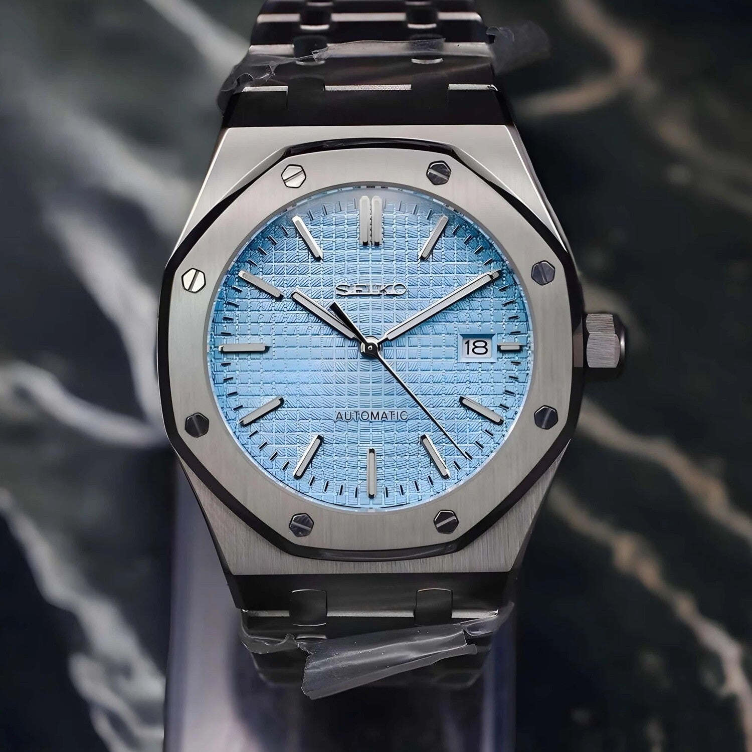 Frontansicht der Seiko Mod Royal Oak Ice Blue Luxusuhr mit eisblauem strukturiertem Zifferblatt, Edelstahlgehäuse und Datumsfenster