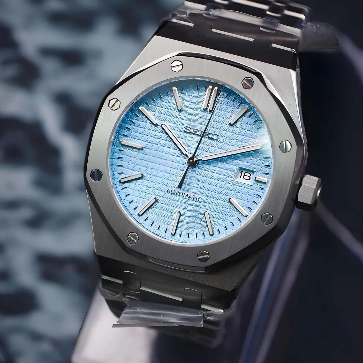 Seitenansicht der Seiko Mod Royal Oak Ice Blue mit eisblauem Zifferblatt, gebürstetem Edelstahlgehäuse und Butterfly-Faltschließe