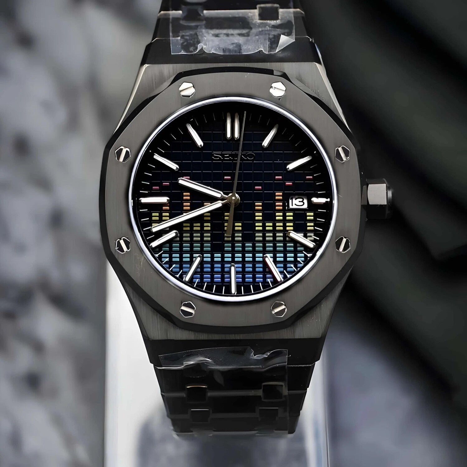 Frontansicht der Seiko Mod Royal Oak Music Dial Black mit Music-Equalizer-Zifferblatt in Schwarz und mehrfarbigem Farbverlauf, achteckige Lünette mit Schrauben