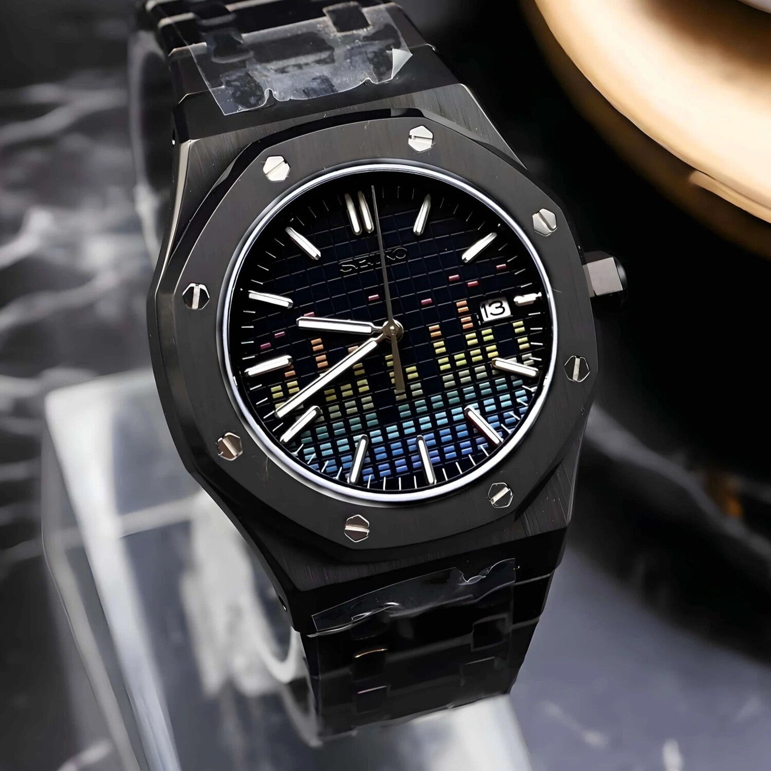 Seitenansicht der Seiko Mod Royal Oak Music Dial Black mit farbigem Music-Equalizer-Muster, gebürstetem achteckigem Gehäuse und schwarzem Edelstahlarmband