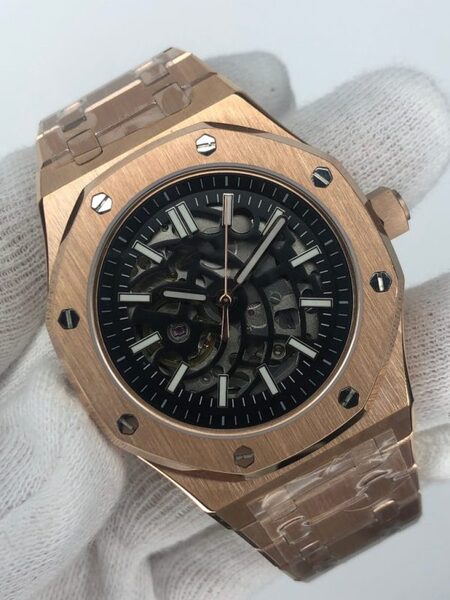 Frontansicht der Seiko Mod Royal Oak Rose Gold Skeleton Luxusuhr mit durchbrochenem Zifferblatt, achteckiger Lünette und integriertem Roségold-Armband