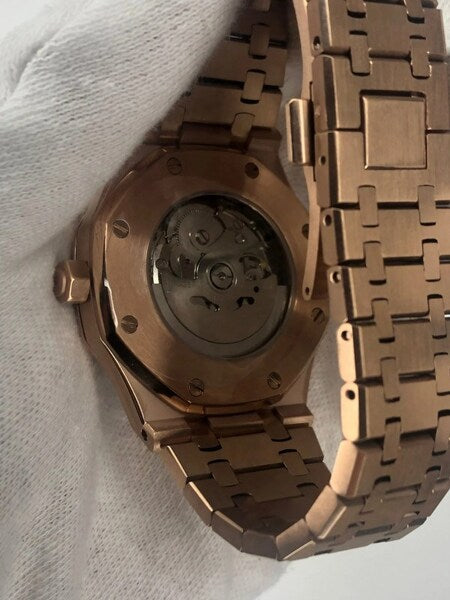 ehäuseboden der Seiko Mod Royal Oak Rose Gold Skeleton mit transparentem Glasboden, sichtbarem NH70 Automatikwerk und gebürstetem Roségold-Gehäuse