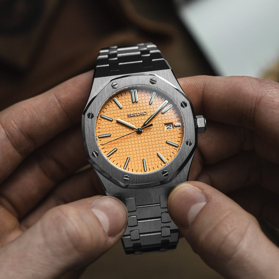 Seiko Mod Royal Oak Salmon in der Hand, nh35 automatik Uhrwerk lachsfarbenes Zifferblatt mit applizierten Indizes und integriertem Edelstahlarmband