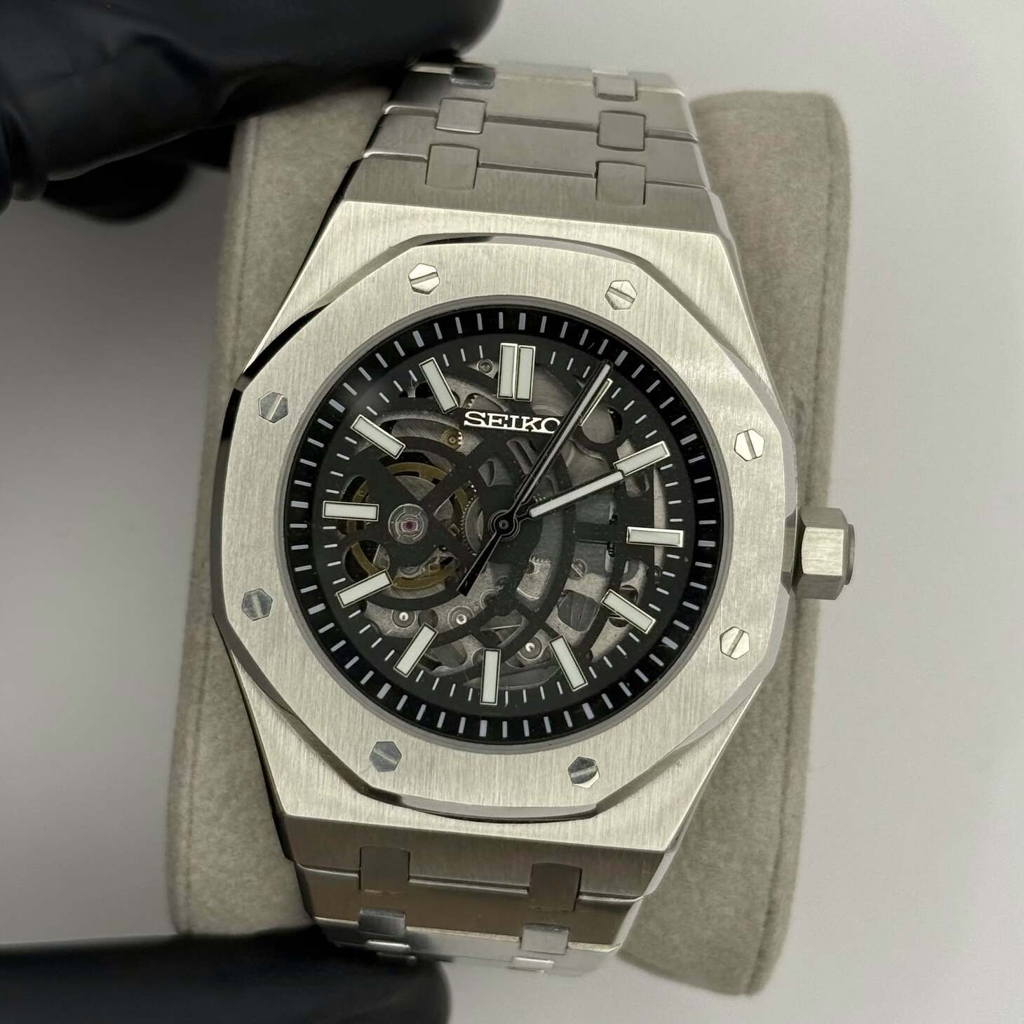Draufsicht der Seiko Mod Royal Oak Skeleton mit gebürstetem Edelstahlgehäuse, achteckiger Lünette und durchbrochenem Zifferblatt mit sichtbarem Automatikwerk