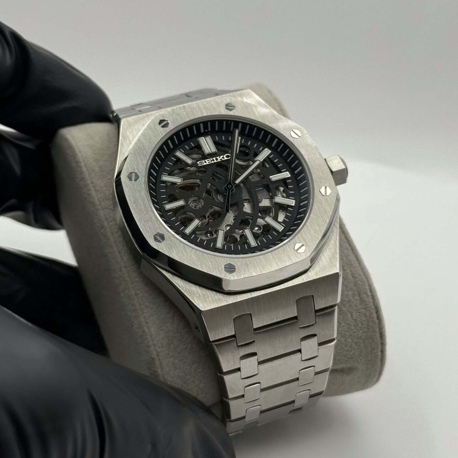 Schrägansicht der Seiko Mod Royal Oak Skeleton in gebürstetem Edelstahl mit achteckiger Lünette, skelettiertem Zifferblatt und sichtbarer Innenmechanik