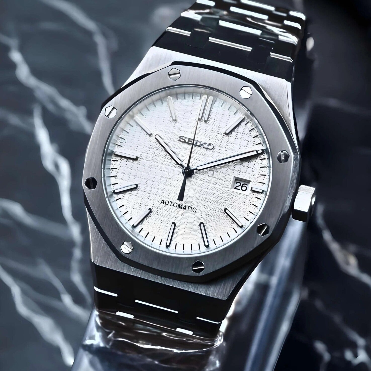 Seitenperspektive der Seiko Mod Royal Oak White mit gebürstetem Edelstahl, strukturiertem weißem Zifferblatt und achteckigem Gehäuse