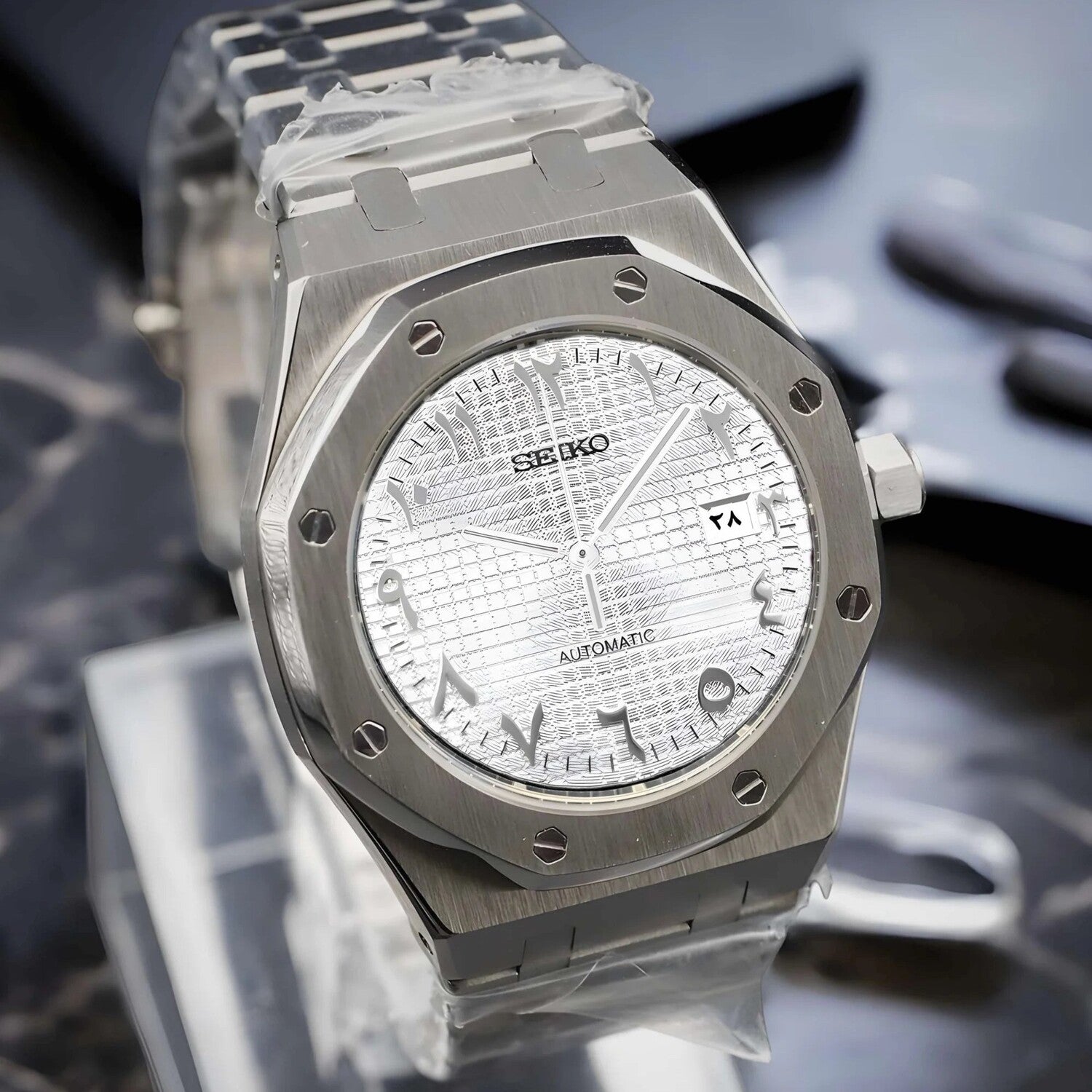 Linke Schrägansicht der Seiko Mod Royal Oak White Arabic mit gebürstetem Edelstahlgehäuse, weißem Zifferblatt und arabischen Ziffern