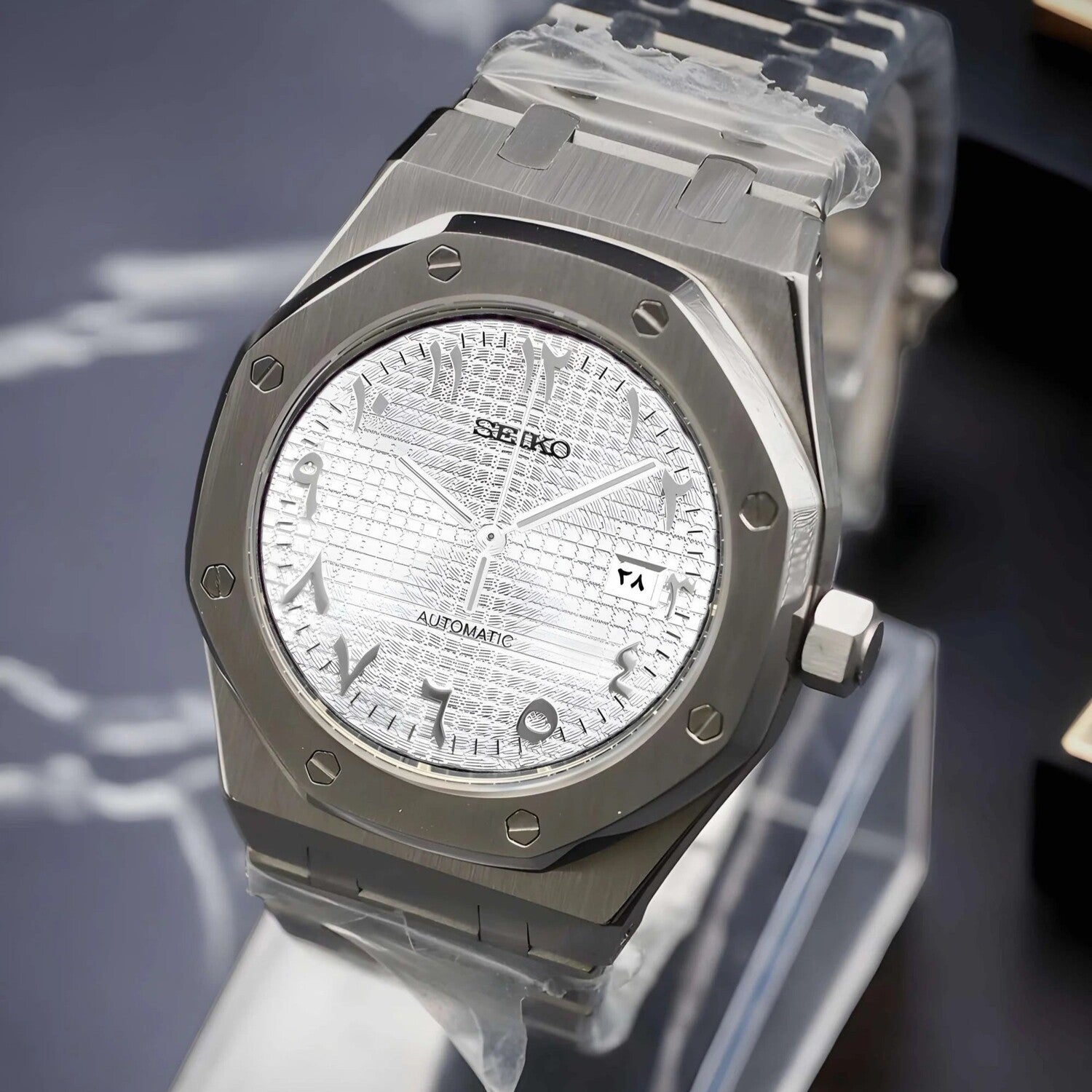 Rechte Schrägansicht der Seiko Mod Royal Oak White Arabic mit weißem strukturiertem Zifferblatt, arabischen Ziffern und Datumsfenster bei 3 Uhr