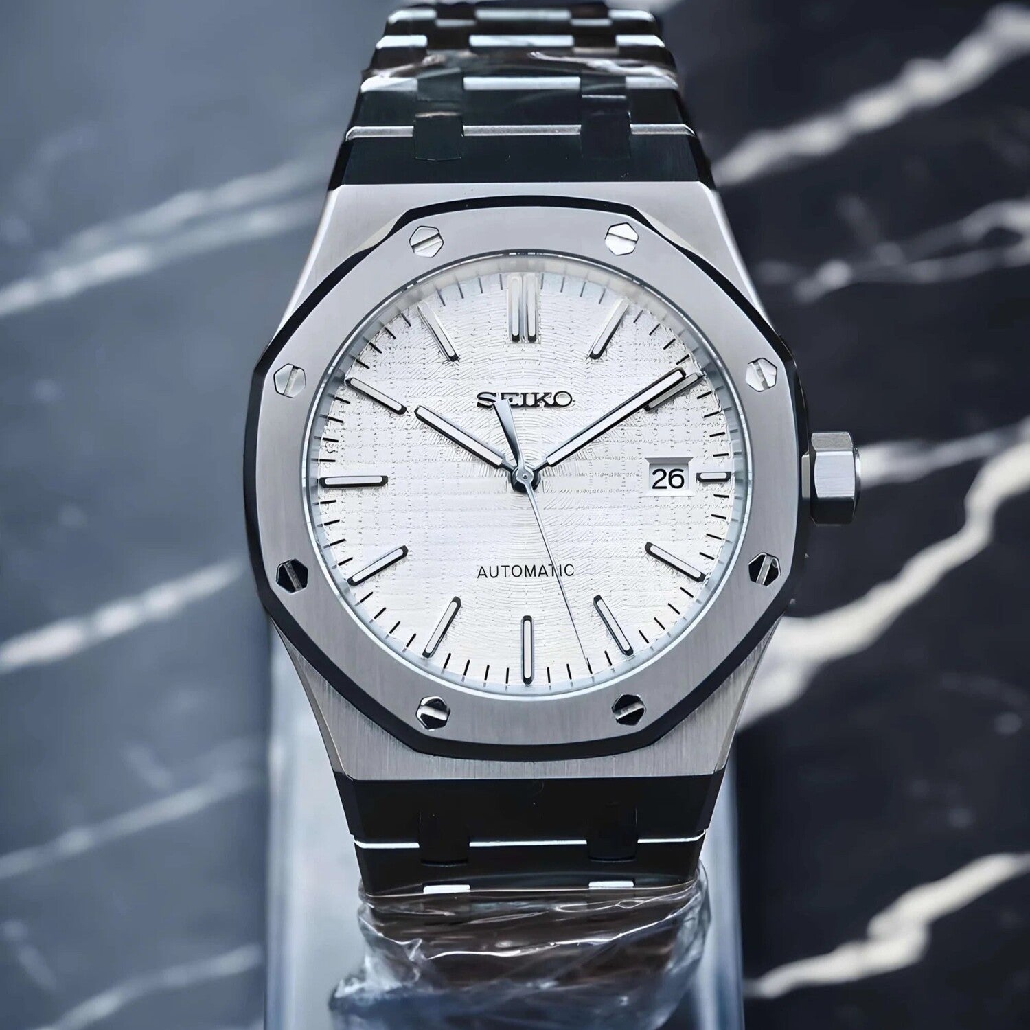 Frontansicht der Seiko Mod Royal Oak White Luxusuhr mit weißem Zifferblatt, Baton-Markierungen und gerahmter Datumsanzeige