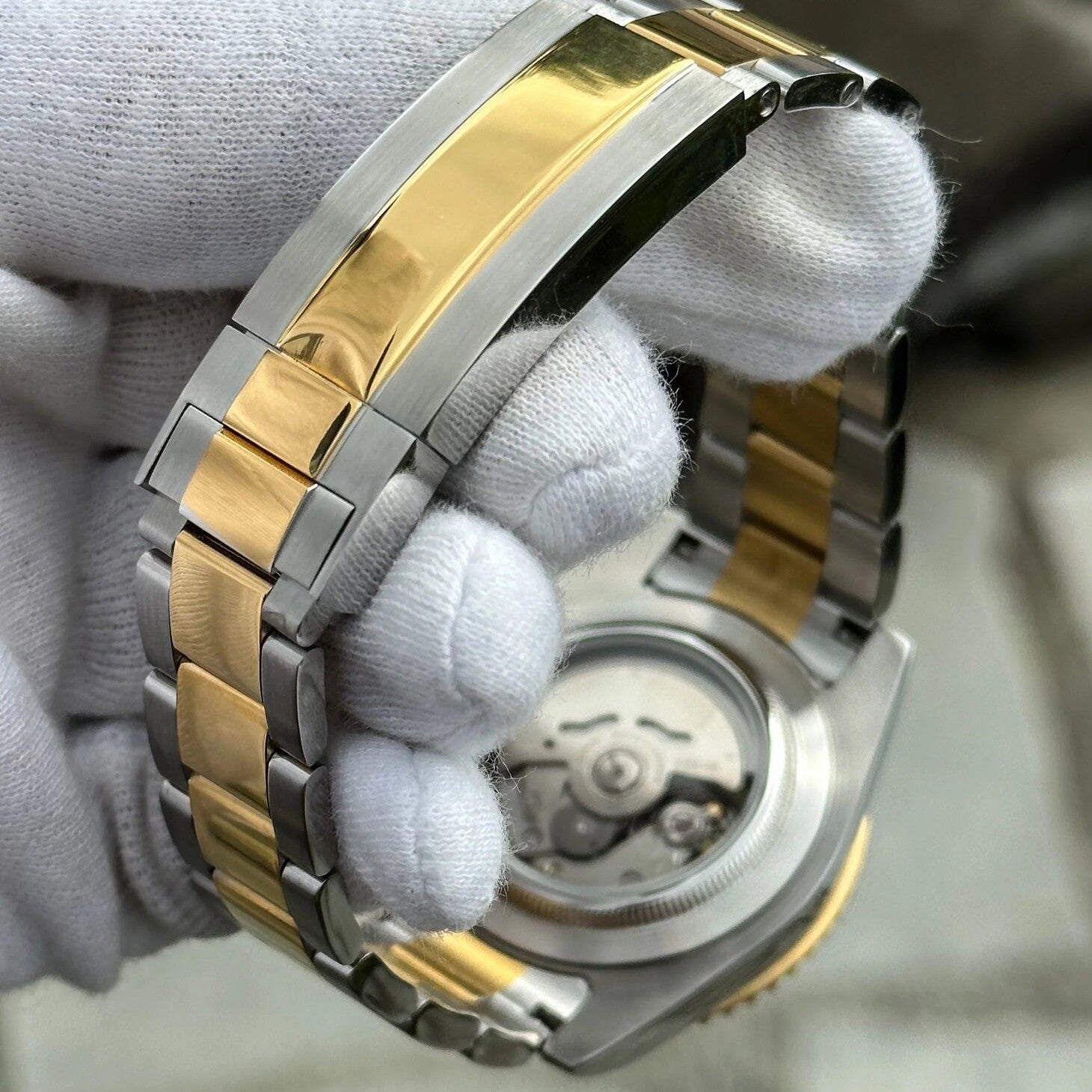 Seiko Mod Submariner Black Two-Tone Rückansicht mit zweifarbigem Oyster Armband, goldenen Mittelgliedern und Schließe