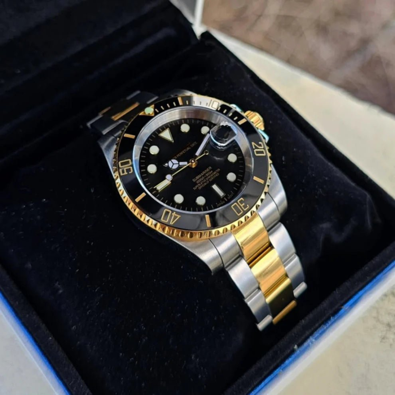 Seiko Mod Submariner Black Two-Tone in dunkler Samt-Box mit schwarzem Zifferblatt und goldenen Akzenten