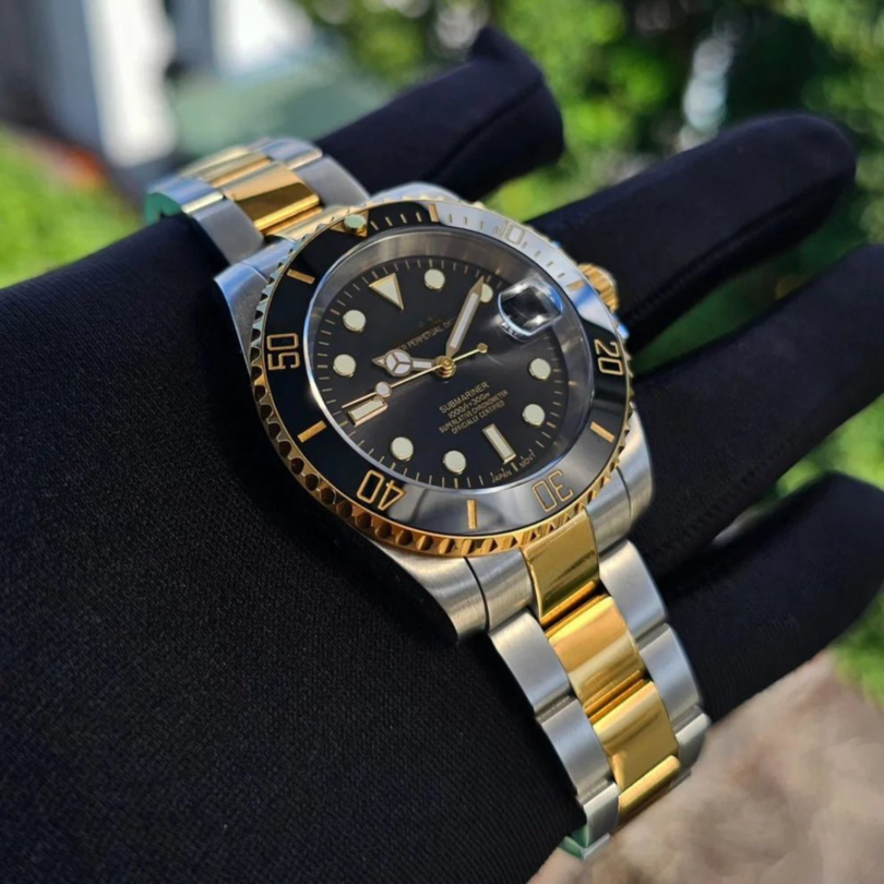 Seiko Mod Submariner Black Two-Tone Schrägansicht mit zweifarbigem Armband und polierten Edelstahl-Reflektionen