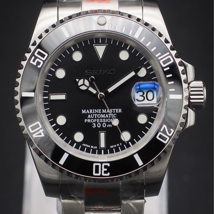 Seiko Mod Submariner Classic Black Zifferblatt Nahaufnahme mit Datumsfenster und 300m Wasserdicht-Gravur