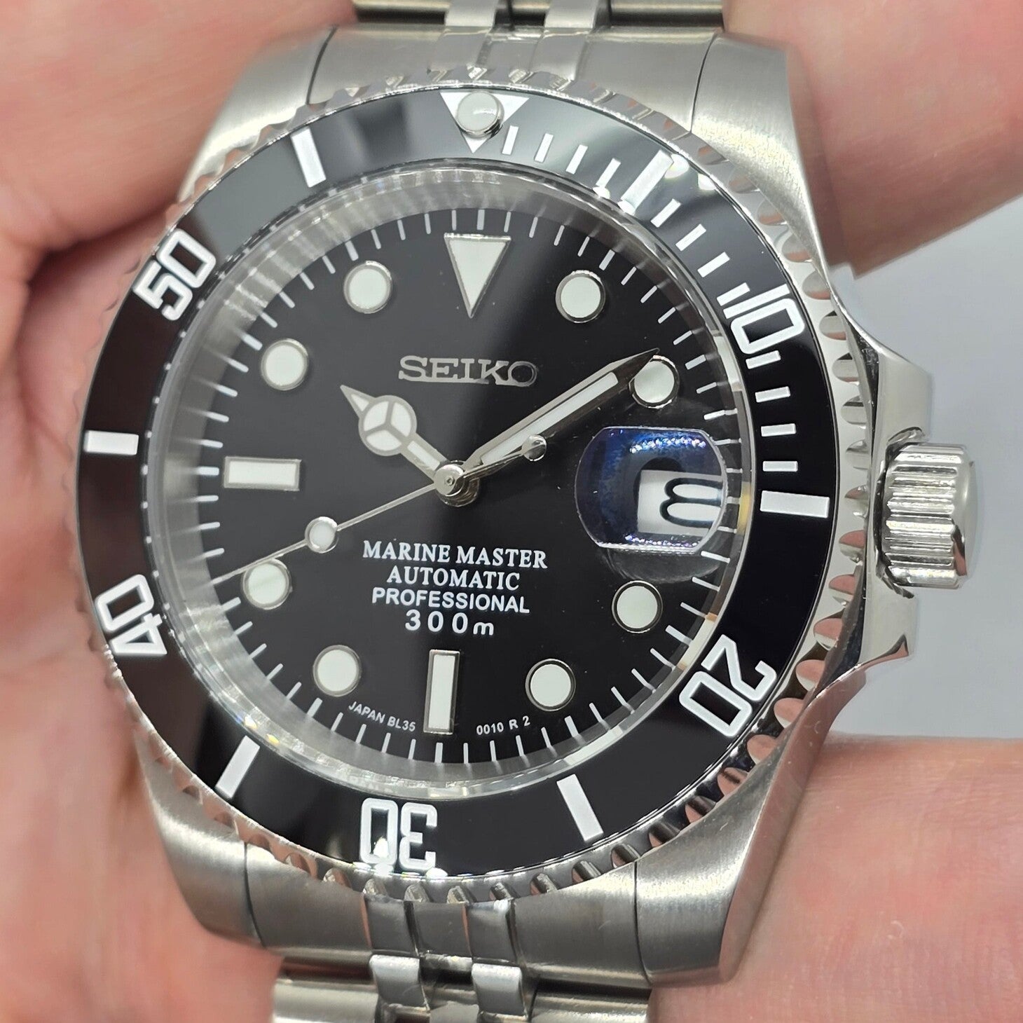 Seiko Mod Submariner Classic Black Nahaufnahme mit verschraubter Krone und Zifferblatt-Detail