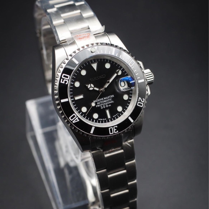 Seiko Mod Submariner Classic Black Schrägansicht mit NH35 Automatikwerk, polierten Bandanstößen und schwarzer Keramik-Lünette