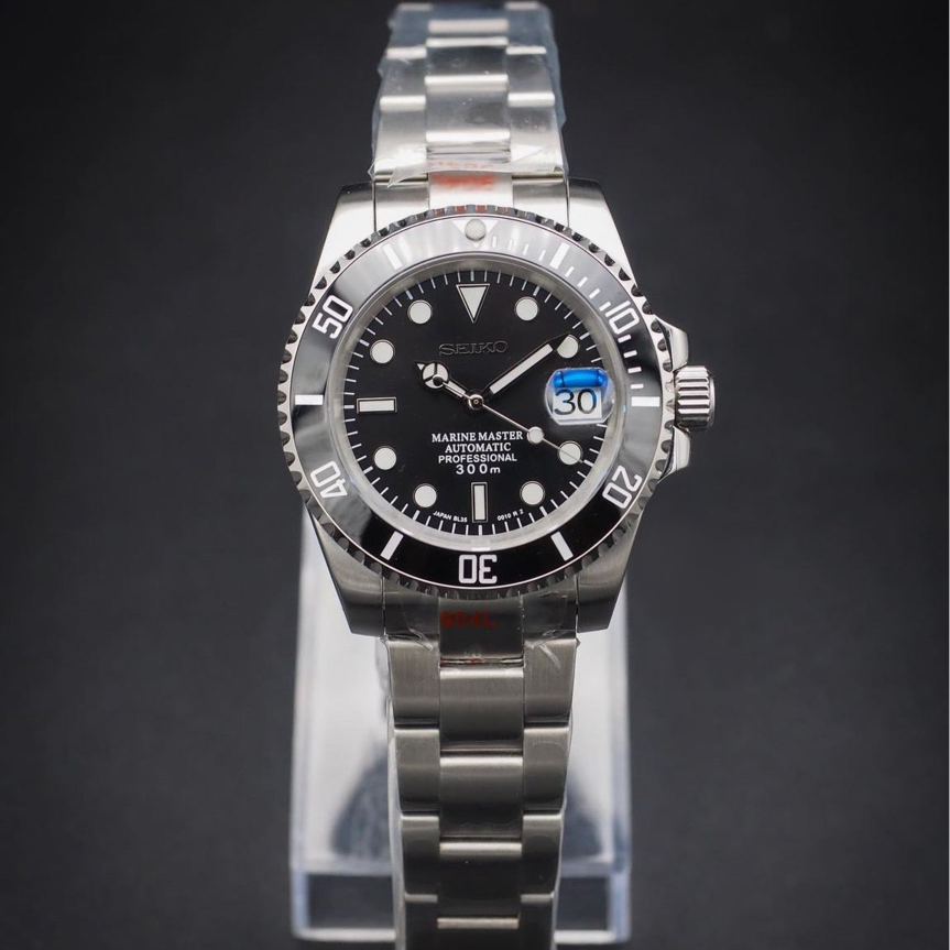 Seiko Mod Submariner Classic Black Frontansicht mit schwarzem Zifferblatt und poliertem Edelstahlarmband