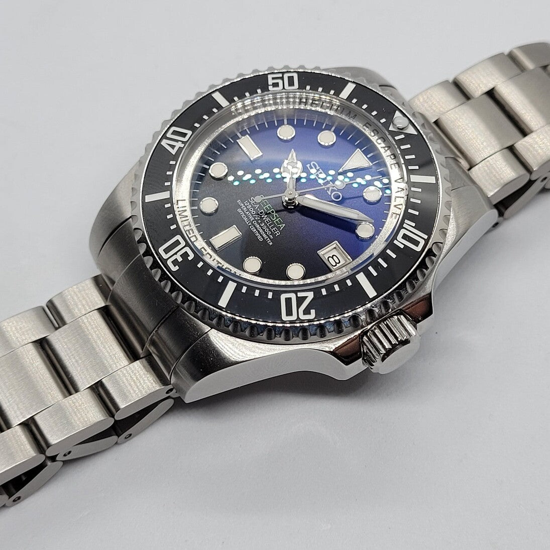 Seiko Mod Submariner Deepsea Schrägansicht mit blau-schwarzem Zifferblatt und Reflektion auf Edelstahlarmband