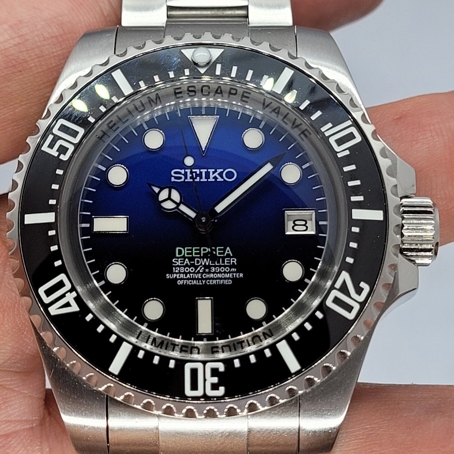 Seiko Mod Submariner Deepsea direkte Frontansicht mit blauem Gradient-Zifferblatt und Leuchtzeigern