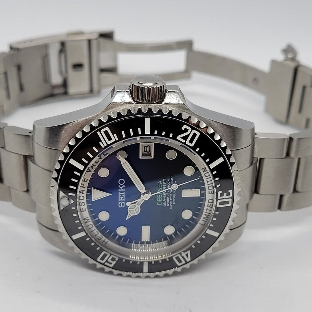 Seiko Mod Submariner Deepsea Schrägansicht mit Helium-Ventil und Lünetten-Detail