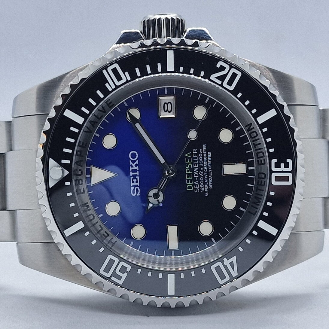 Seiko Mod Submariner Deepsea zentrierte Ansicht mit schwarzer Lünette, verschraubter Krone und poliertem Gehäuse