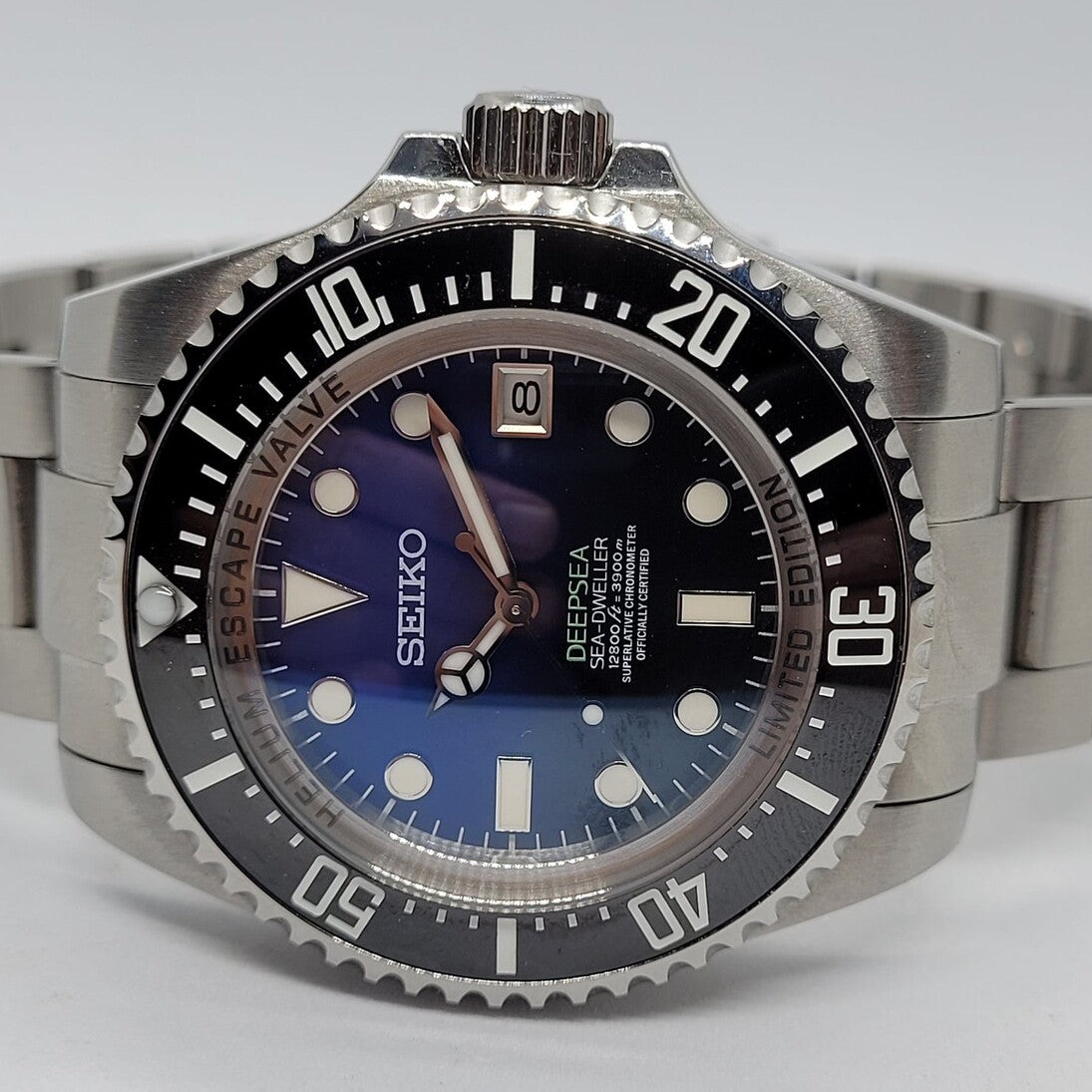 Seiko Mod Submariner Deepsea Nahaufnahme mit Zifferblatt-Detail unter Saphirglas