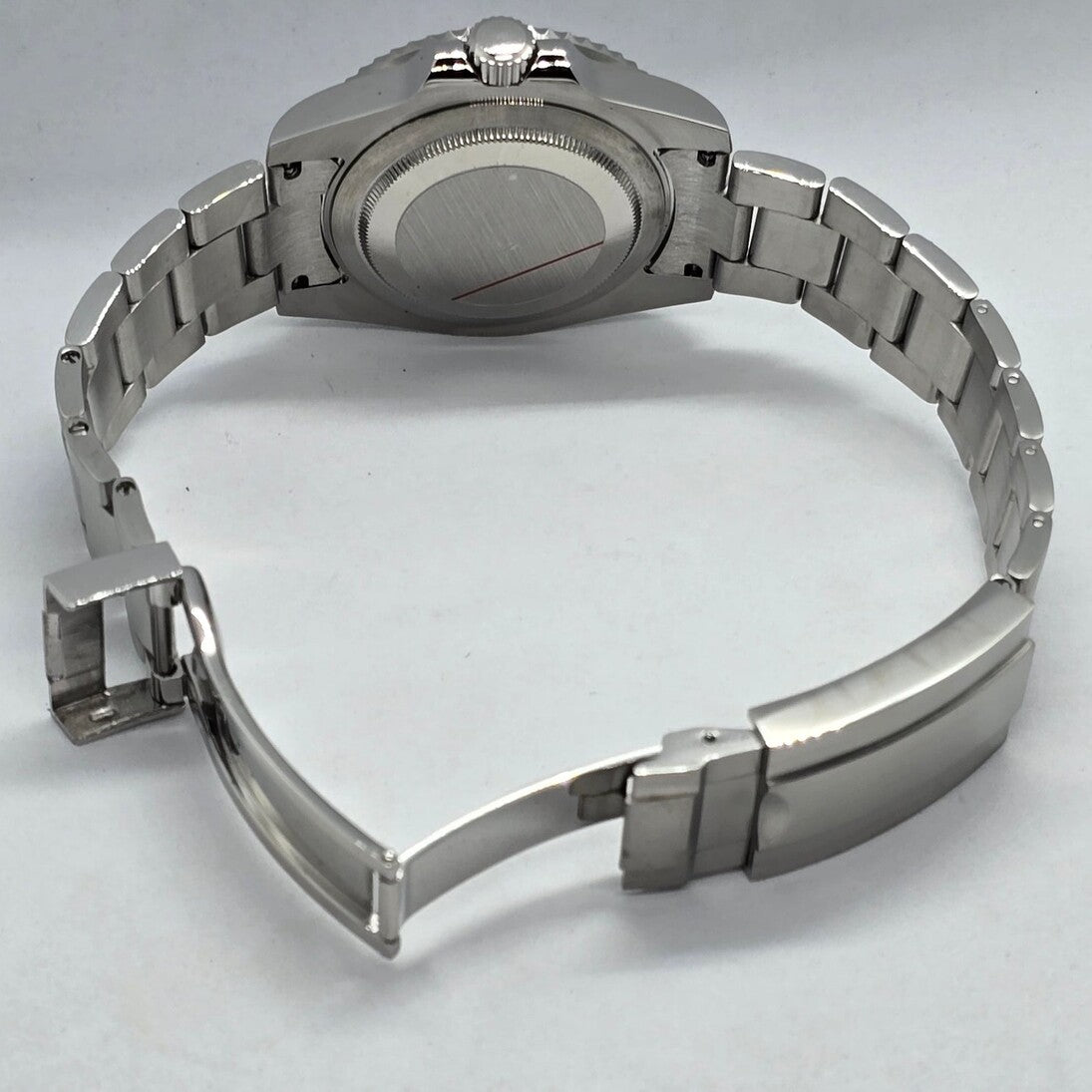 Seiko Mod Submariner Hulk Gehäuseboden-Ansicht mit Edelstahlgehäuse und geöffneter Oyster Schließe