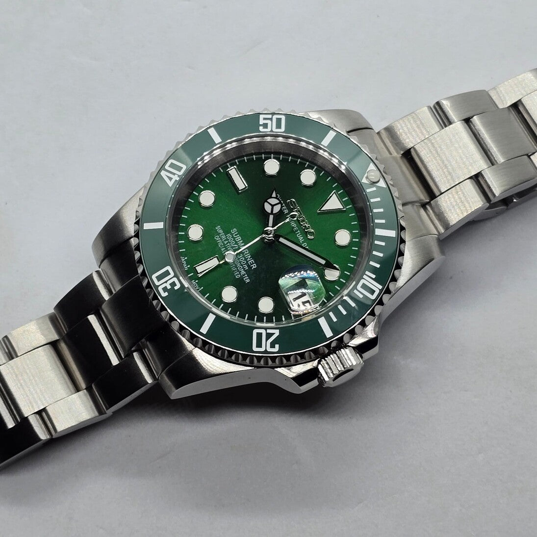 Seiko Mod Submariner Hulk Draufsicht mit NH35 Automatikwerk, grünem Zifferblatt, grüner Lünette und Edelstahlarmband