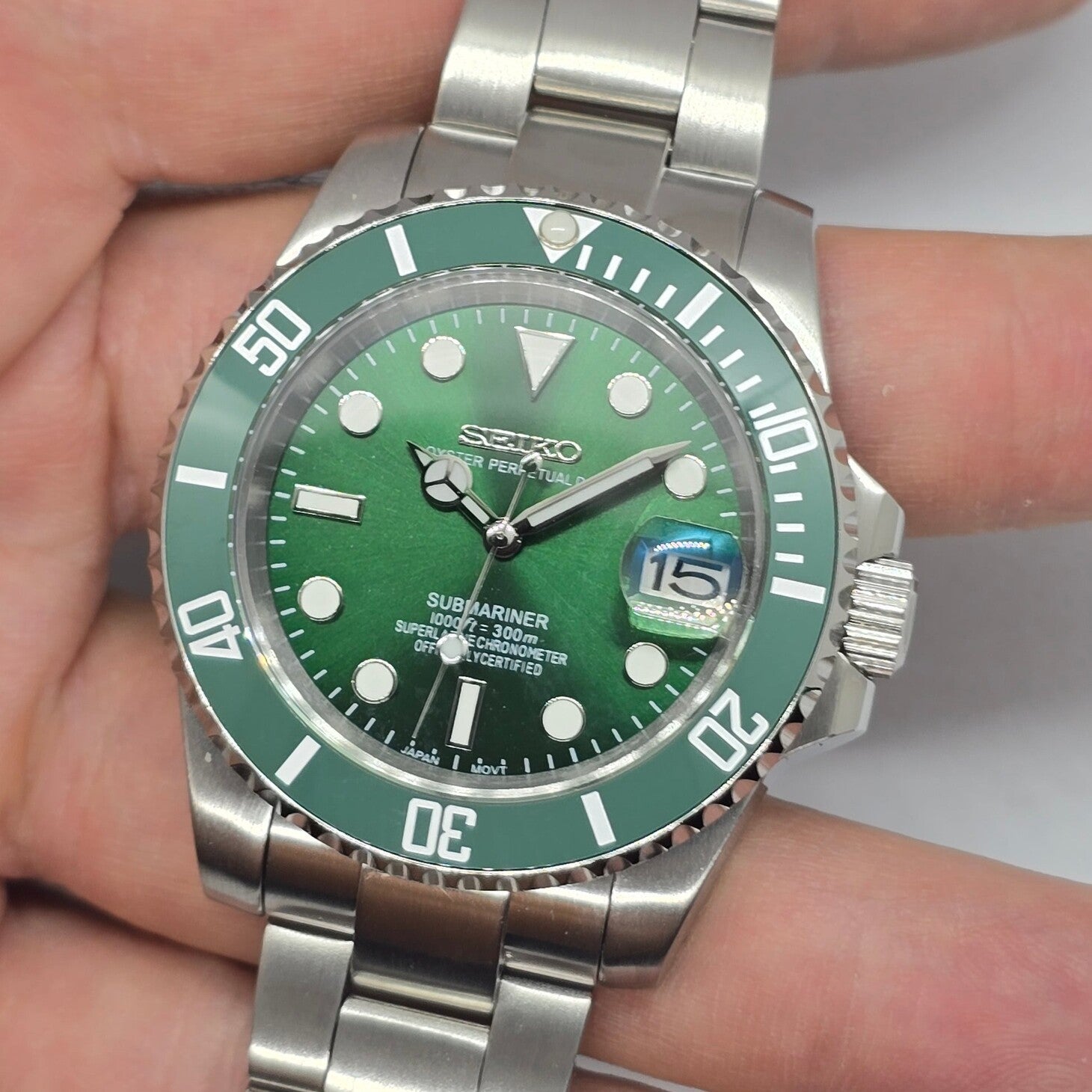 Seiko Mod Submariner Hulk Schrägansicht mit grüner Keramik-Lünette und vergrößertem Datumsfenster