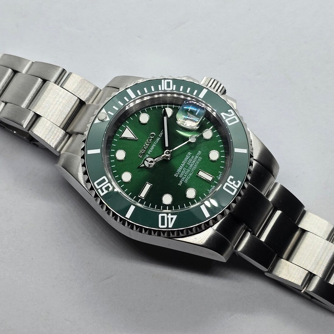 Seiko Mod Submariner Hulk Schrägansicht mit poliertem Edelstahlgehäuse und Leuchtindizes