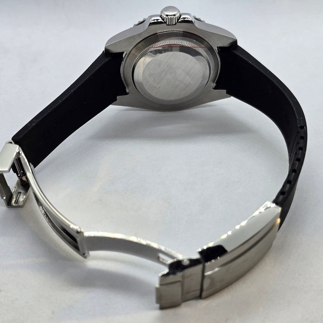 Seiko Mod Yachtmaster Black Gehäuseboden mit gebürstetem Edelstahl, verschraubtem Boden und Kautschukarmband-Faltschließe