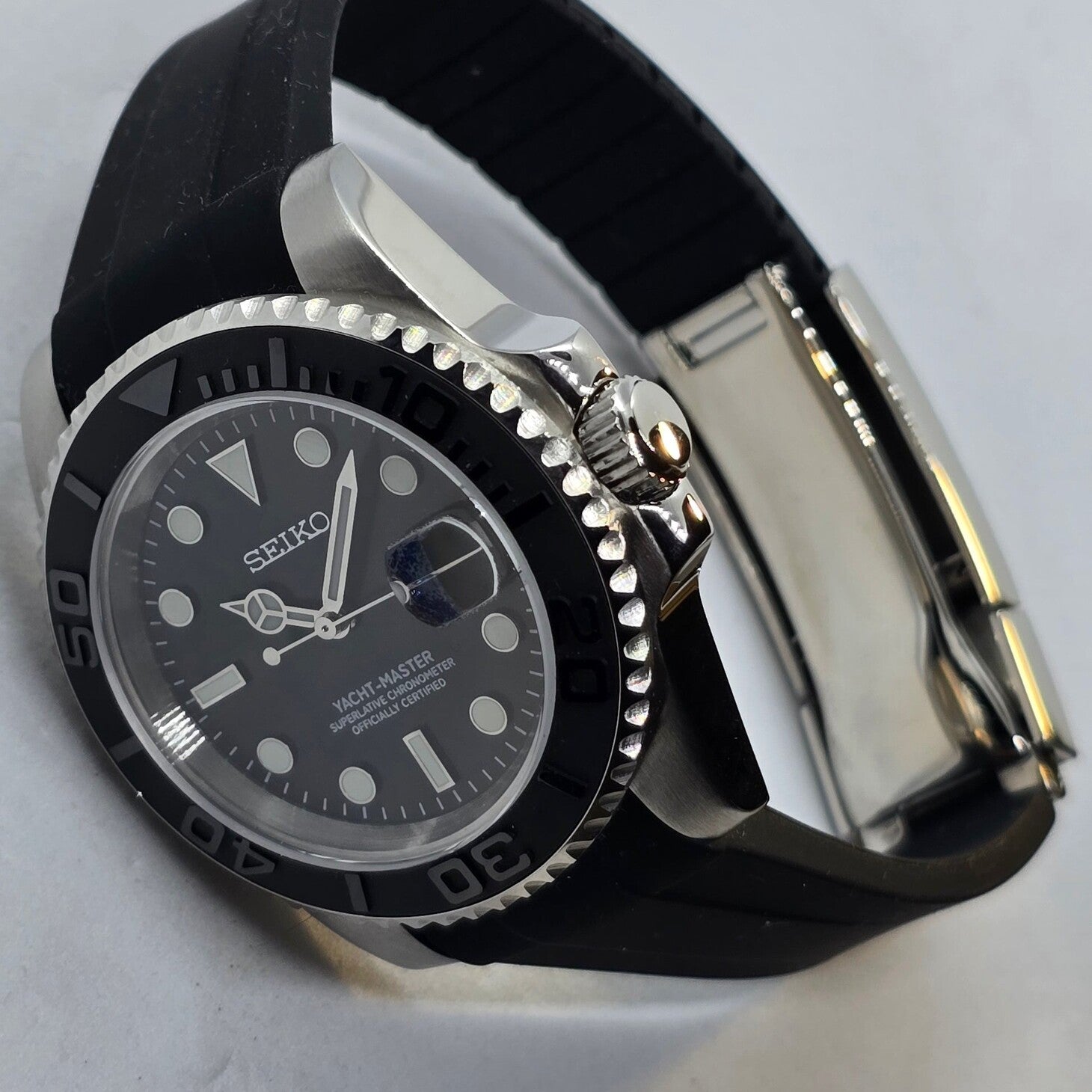 Seiko Mod Yachtmaster Black Seitenansicht mit gezahnter Taucher-Lünette, verschraubter Krone und polierten Bandanstößen