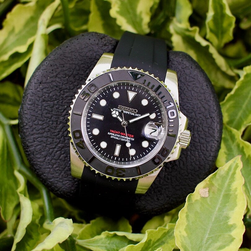 Seiko Mod Yachtmaster Black Lifestyle-Aufnahme als robuste Outdoor-Sportuhr mit Kautschukarmband