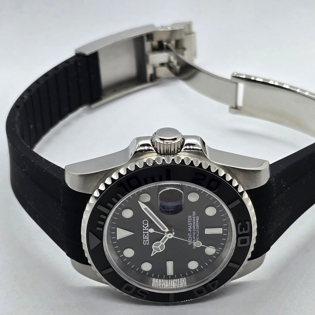 Seiko Mod Yachtmaster Black mit NH35 Automatikwerk, robustem Edelstahlgehäuse, verschraubter Krone und ergonomischem Kautschukarmband