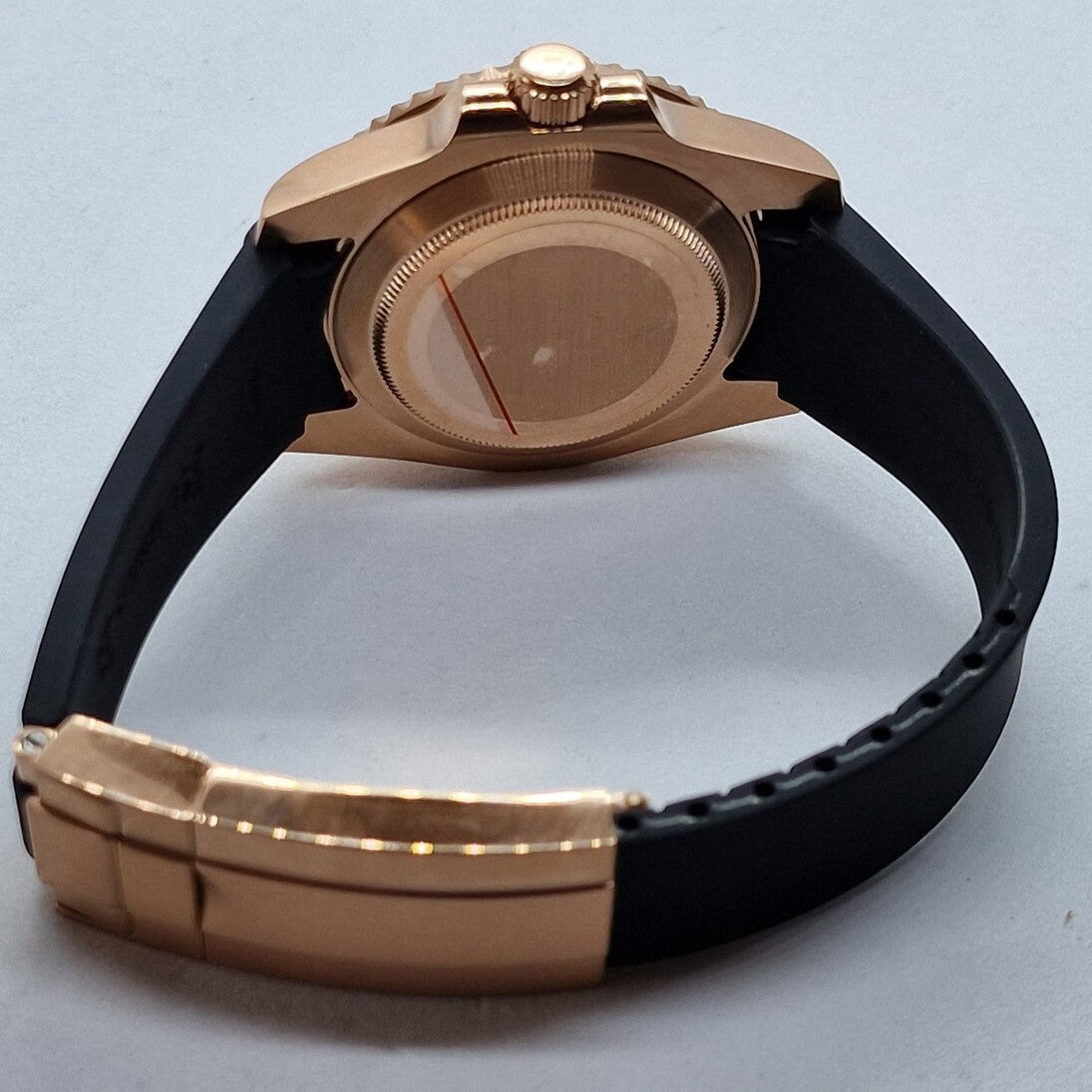 Seiko Mod Yachtmaster Rose Gold Black Gehäuseboden-Ansicht mit Kautschukarmband und Faltschließe