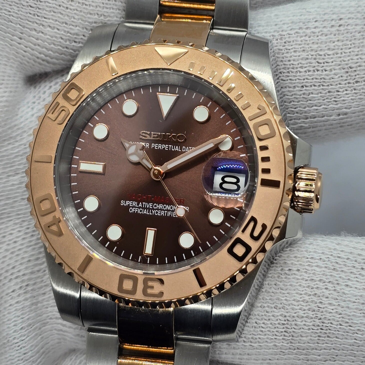 Seiko Mod Yachtmaster Rose Gold Zifferblatt Nahaufnahme mit NH35 Automatikwerk, Datumslupe und goldenen Indizes