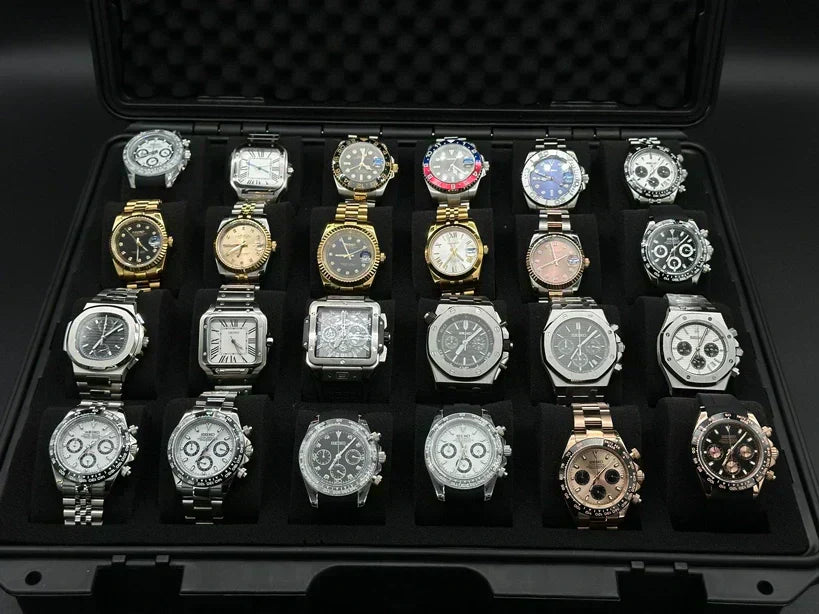 Sammlung verschiedener modifizierter Luxusuhren und Seiko Mods in einer schwarzen Uhrenbox, die Vielfalt und Designmöglichkeiten beim Seiko Modding zeigt
