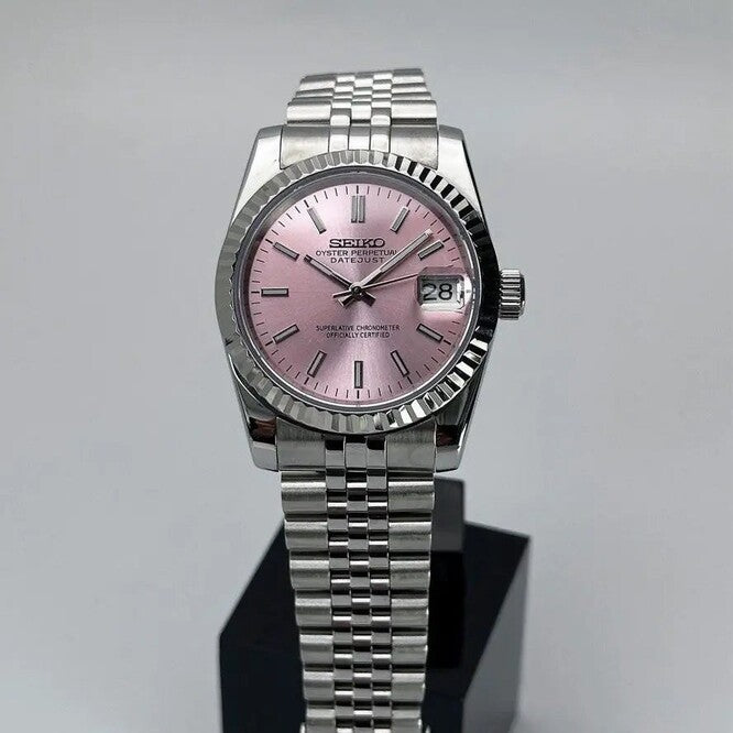 Seiko Mod Datejust Pink Frontansicht mit NH35 Automatikwerk, rosafarbenem Zifferblatt, Datumsfenster und Jubilee Armband