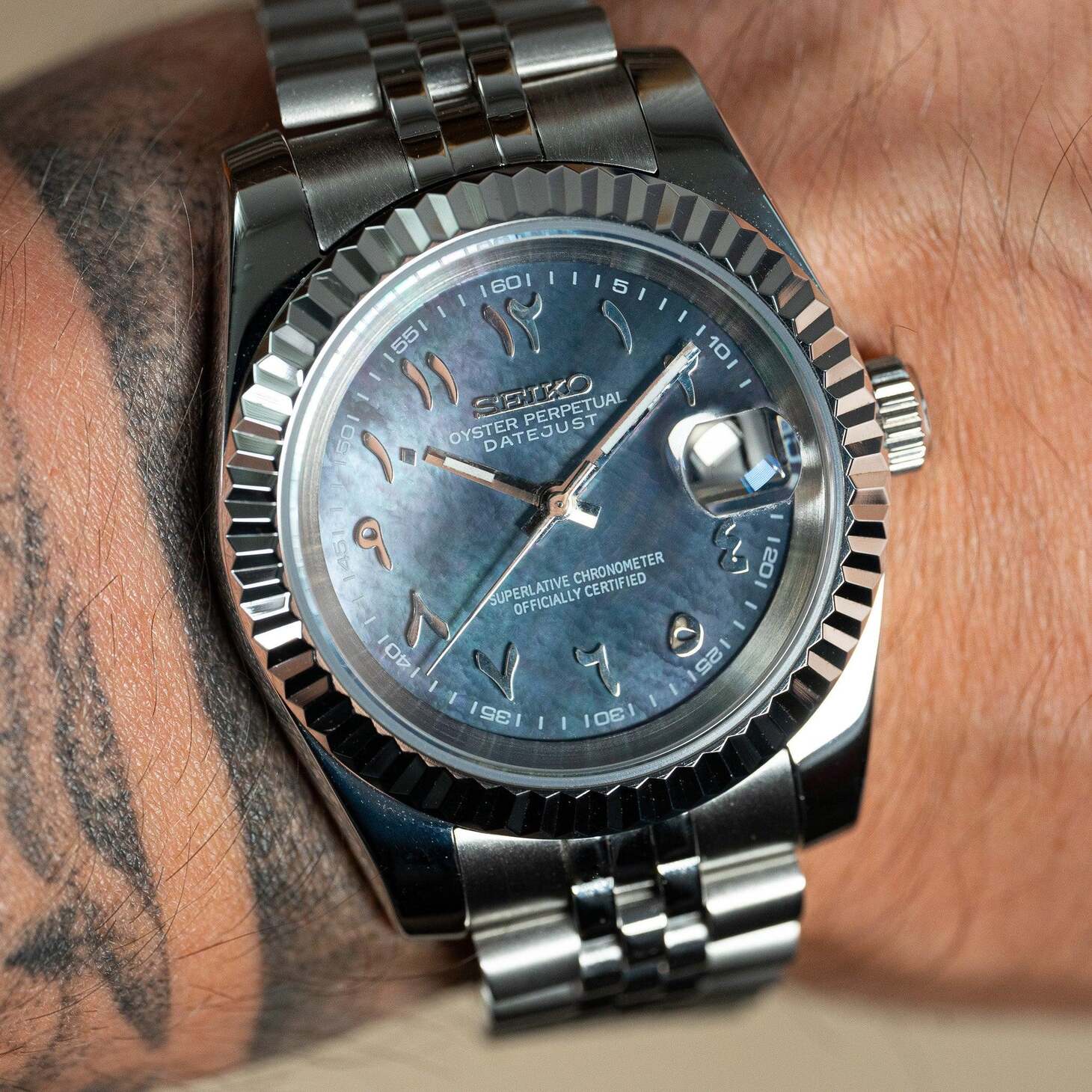 Datejust Cosmos Arabic Handgelenk Aufnahme mit irisierendem Perlmutt-Zifferblatt, arabischen Ziffern und Jubilee Armband im Tageslicht