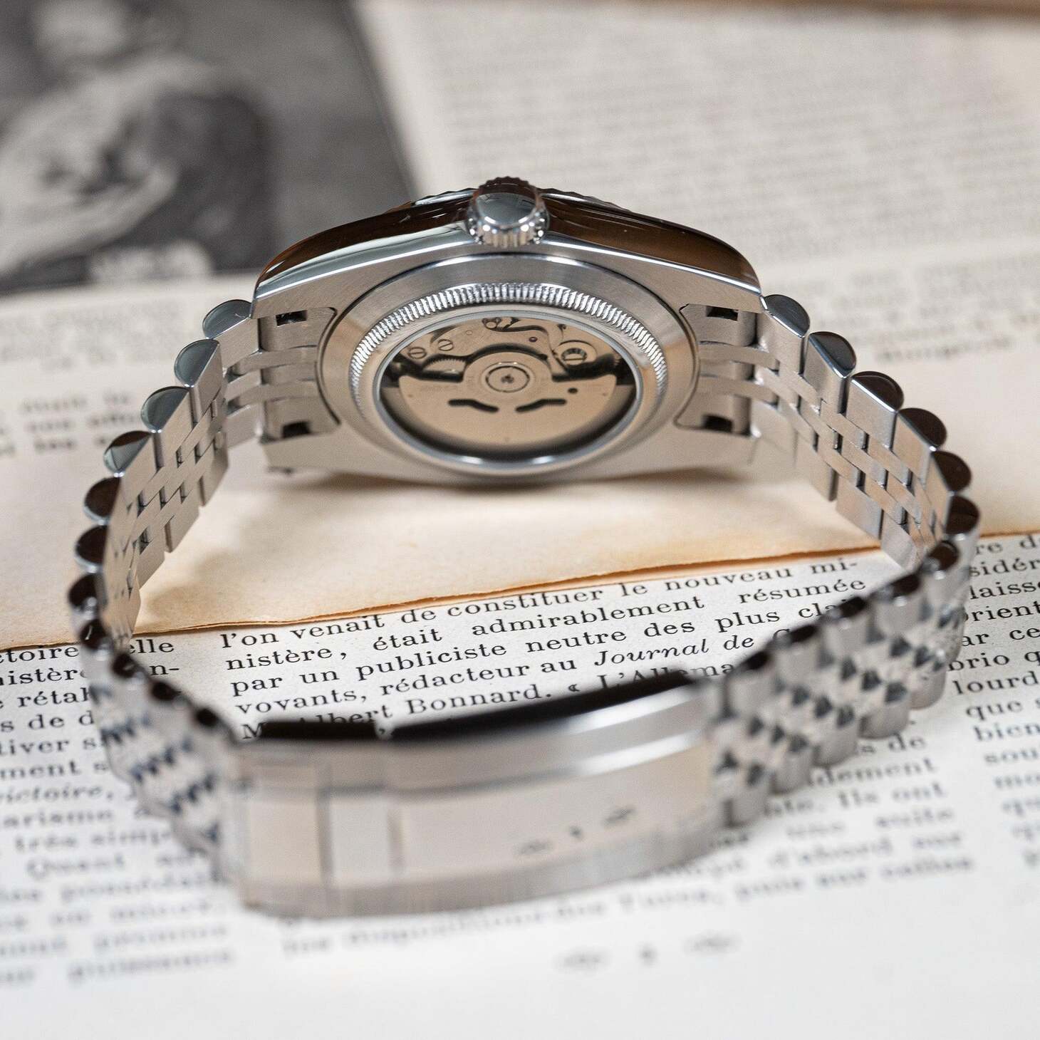 Seiko Mod Datejust Cosmos Arabic transparenter Gehäuseboden mit NH35 Automatikwerk sichtbar durch Saphirglas Exhibition Back